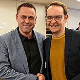Nach demokratischer Abstimmung: Ortsvorsitzender Frank Ortolf (links) drückt Stadtrat Jan Welsch die Hand, der ihm Listenplatz 3 ...