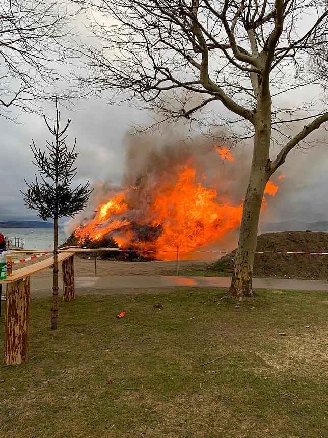 Das Feuer wird durch die widrigen Wetterumstände angefacht.