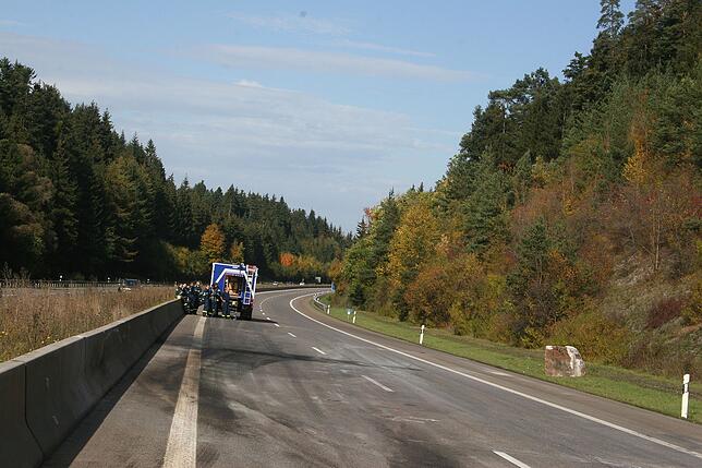 Bild 38: Bilder vom Abtransport des Felsbrockens auf der A81 nach dem Unfall nahe Trossingen
