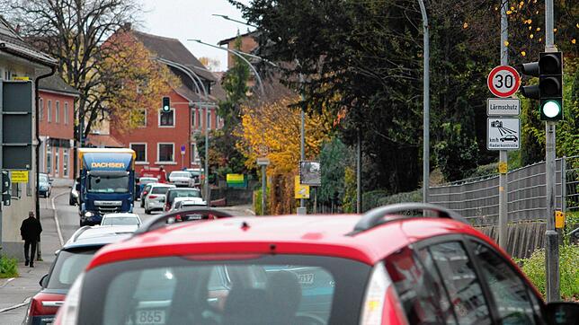 Zu Stoßzeiten, in der Hochsaison und während B31-Bauarbeiten wälzt sich der Verkehr Blech an Blech durch die Markdorfer ...
