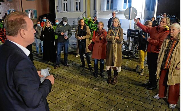 Bambergener fühlen sich zu spät und schlecht informiert. Oberbürgermeister Jan Zeitler warb vor dem Dorfgemeinschaftshaus um Verständnis ...
