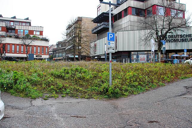 Hier, beim Parkplatz an der ehemaligen Post-Filiale, wir die neue Tiefgarageneinfahrt 2022 entstehen. Ein wichtiger Baustein für die ...