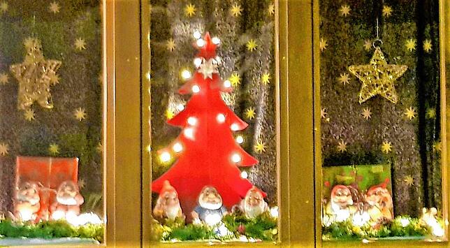 Auch in Rielasingen-Worblingen sind die Fenster weihnachtlich geschmückt.