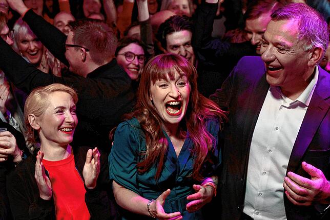 Die Linke jubelt: Ines Schwerdtner (von links nach rechts), Parteivorsitzende, Heidi Reichinnek, Spitzenkandidatin und Co-Vorsitzende ...