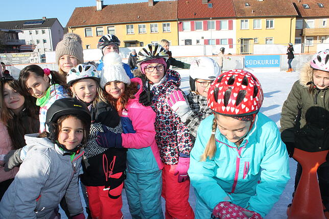 Bild 23: Werkrealschüler genießen die Blumberger Eisbahn