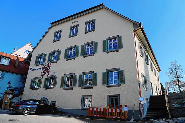 Der Eingangsbereich des Sipplinger Rathauses befindet sich jetzt auf der seewärts gelegen Seite (rechts). Die Freianlagen sollen in ...