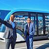 Torsten Gollewski, Executive Vice President Autonomous Mobility Systems bei ZF (links) und Winfried Hermann, baden-württembergischer ...
