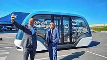 Torsten Gollewski, Executive Vice President Autonomous Mobility Systems bei ZF (links) und Winfried Hermann, baden-württembergischer ...