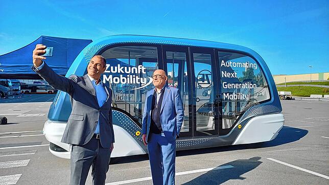 Torsten Gollewski, Executive Vice President Autonomous Mobility Systems bei ZF (links) und Winfried Hermann, baden-württembergischer ...