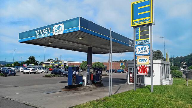 Literpreise werden am Mittwochmorgen an der Tankstelle am Laufenpark in Laufenburg nicht angezeigt. Dass ein Kraftstoffmangel der Grund ...