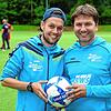 Staffel- beziehungsweise Ballübergabe bei der SG Reichenau/Waldsiedlung: Rolf Blum (rechts) übergibt nach vielen Jahren als Trainer das ...