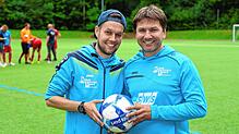 Staffel- beziehungsweise Ballübergabe bei der SG Reichenau/Waldsiedlung: Rolf Blum (rechts) übergibt nach vielen Jahren als Trainer das ...