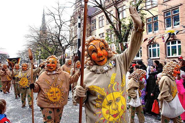 Bild 12: Sonne für die Narren: Großer Fasnet-Umzug begeistert in Singen!