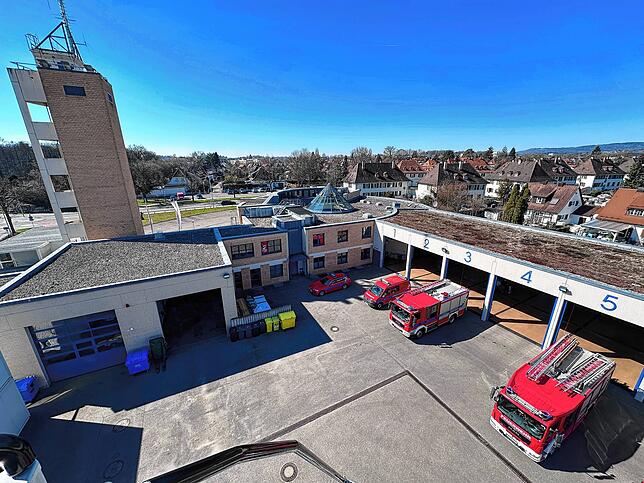 Die Feuerwache mit einer von drei Fahrzeug- und Gerätehallen der Feuerwehr Friedrichshafen von oben. Das Gelände ist etwa doppelt so groß.