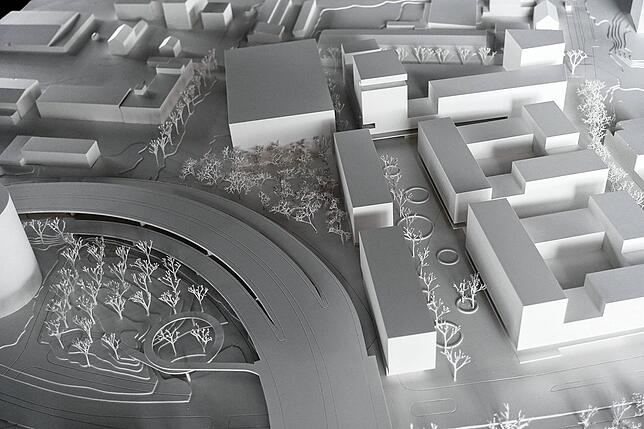 So soll es aussehen, wenn alles fertig ist: Das Modell zeigt oben links das Parkhaus, davor den Riegel mit Ärztehaus (hinten) und Hostel ...