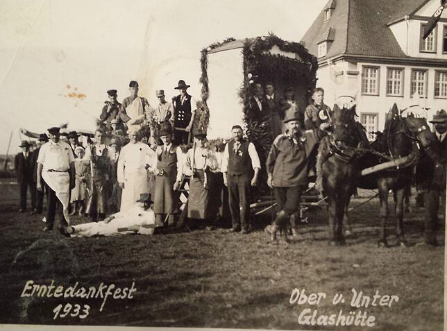 Anno 1933 nahmen diese Glashütter Bürger mit einem selbst gebauten Wagen am Erntedankfest in Stetten teil. Ein Erinnerungsfoto wurde vor ...