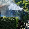 Weill ein Mann ein Wespennest abbrennen will, fackelt er fast einen Holzschopf ab. Die Feuerwehr löscht den Brand und verhindert ...