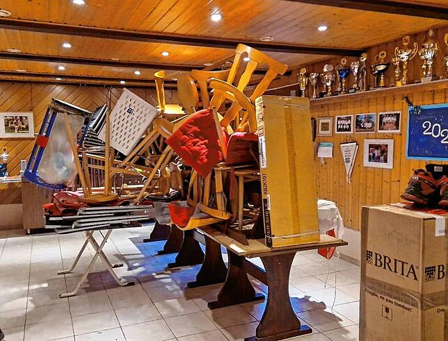 Hab und Gut in Sicherheit: Auf dem Minigolfplatz in Waldshut haben die Betreiber bereits vor dem Hochwasser Maßnahmen ergriffen und das ...