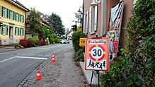 Mit solchen Schildern dürfen Anwohner der Höri nicht mehr darauf hinweisen, dass sie sich eine Geschwindigkeitsbegrenzung wünschen. Aber ...
