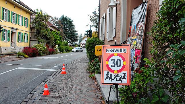 Mit solchen Schildern dürfen Anwohner der Höri nicht mehr darauf hinweisen, dass sie sich eine Geschwindigkeitsbegrenzung wünschen. Aber ...