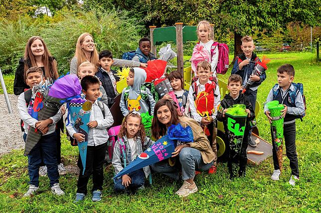 Löwenklasse: Die Schüler mit den Klassenlehrerinnen Elena Meßmer, Stefanie Diefenbach und Laurinda Kessler.