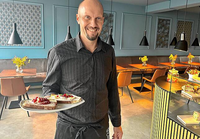 Holger Drössel serviert Stullen mit Käse und Preiselbeeren. Aus der Leidenschaft für Eishockey der Familien Drössel und Strom/Rohde ist ...
