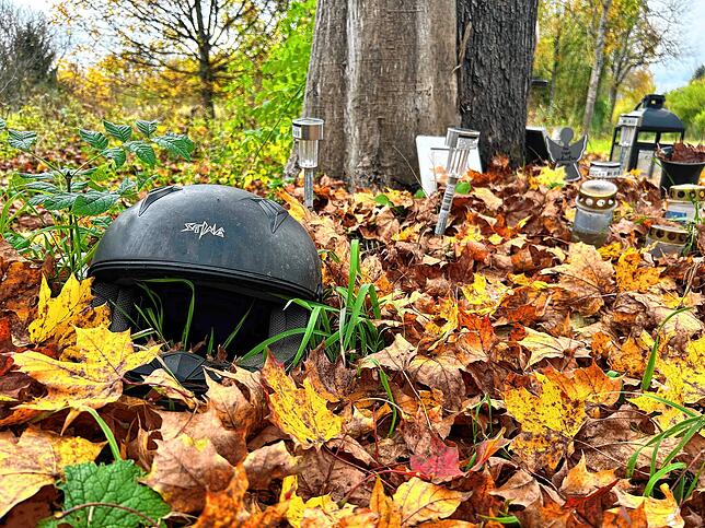 Schon kurz nach dem Unfall am Ostermontag hatten Trauernde Kerzen aufgestellt. Auch mehr als ein halbes Jahr später erinnert eine kleine ...