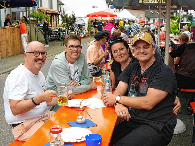 Sie genossen wie auch sehr viele weitere Besucher das 25. Gailinger Dorffest (von links): Dieter Höll, Birgit Shala, Tamara und Toni ...
