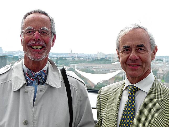 Martin Denk (links) im Jahr 2009 zu Besuch bei seinem Bruder Berthold in Berlin. Auch er wird sich über den neuen Dachreiter freuen.