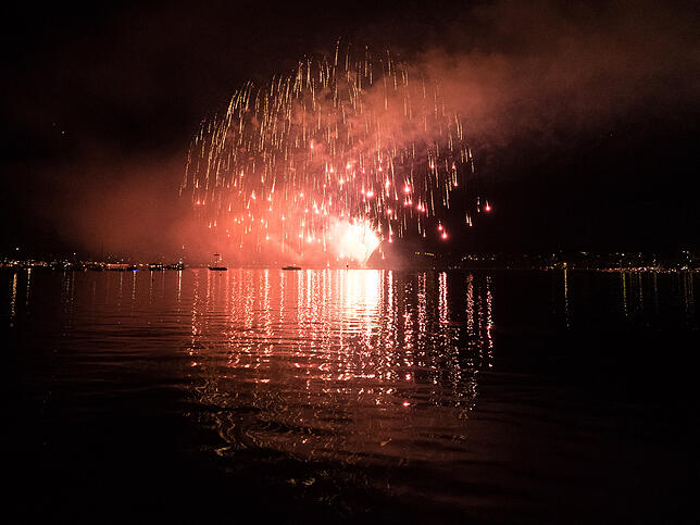 Bild 12: Das Seenachtfest-Feuerwerk vom Logenplatz am Yachthafen: Der Kreuzlinger Teil in Bildern