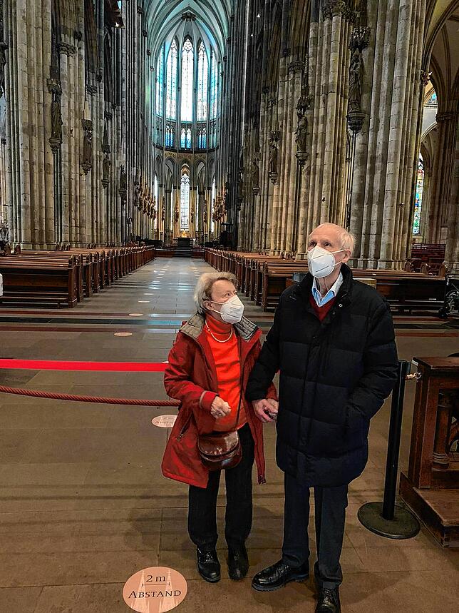 Umzug im Alter: Elisabeth und Nikolaus Hohn nehmen im Dom Abschied von Köln.