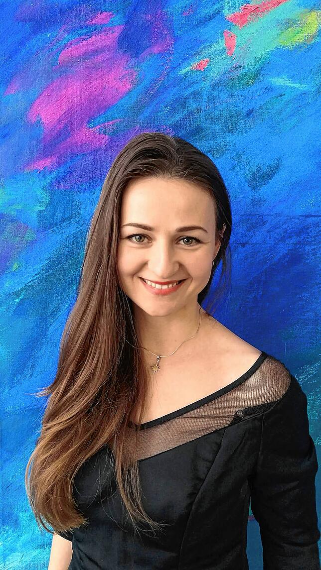 Die Sängerin und Pianistin Oksana Poliarush wird die Hymne der Ukraine singen.