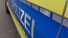 Ein Polizeiauto im Einsatz. (Symbolbild) Die Kriminalpolizei Lörrach sucht nach zwei mutmaßlichen Vergewaltigern.