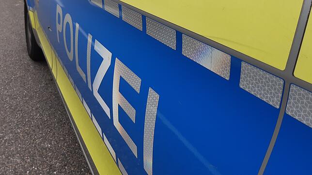 Ein Polizeiauto im Einsatz. (Symbolbild) Die Kriminalpolizei Lörrach sucht nach zwei mutmaßlichen Vergewaltigern.