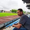 Klaus Segelbacher, stellvertretender Vorstandvorsitzender der Fußballer des VfB Friedrichshafen, blickt von der leeren Tribüne auf das ...