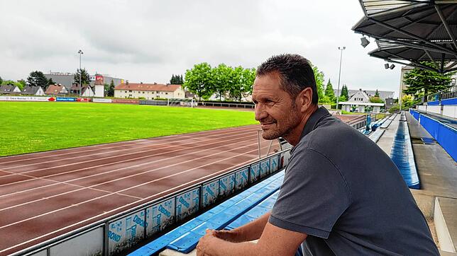 Klaus Segelbacher, stellvertretender Vorstandvorsitzender der Fußballer des VfB Friedrichshafen, blickt von der leeren Tribüne auf das ...