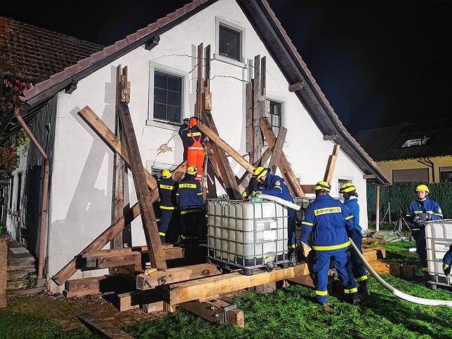 Die Feuerwehr Murg befüllte zwei Kunststoffcontainer mit Wasser, um ein Gegengewicht zur einsturzgefährdeten Wand zu bilden.