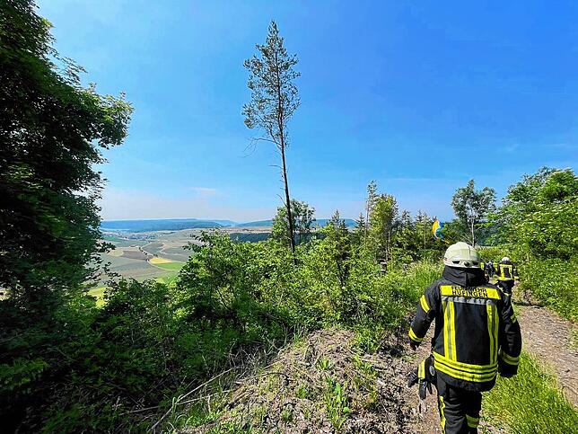 Kurz nach dem Start verliert der Mann die Kontrolle. Er steuert auf einen Baum zu, damit er nicht im Gefälle dahinter unkontrolliert in ...