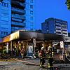 Einsatzkräfte der Feuerwehr am Einsatzort nach einer Explosion in einer Tiefgarage und einem anschließenden Brand in einem Hochhaus in ...
