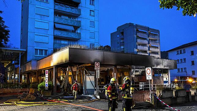Einsatzkräfte der Feuerwehr am Einsatzort nach einer Explosion in einer Tiefgarage und einem anschließenden Brand in einem Hochhaus in ...