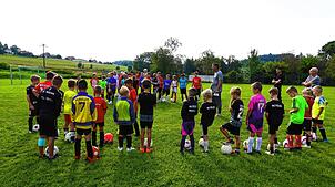 Herzlich willkommen: Das Fußballcamp beim FC Herrischried hat begonnen. Niels Schlotterbeck mit seinem Trainerstab kümmerte sich fünf ...