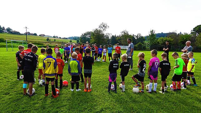 Herzlich willkommen: Das Fußballcamp beim FC Herrischried hat begonnen. Niels Schlotterbeck mit seinem Trainerstab kümmerte sich fünf ...