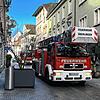 Die Einsatzkräfte von Feuerwehr und Polizei durchqueren die Jakob-Kessenring-Straße auf dem Rückweg von ihrem Einsatz in der Oberen ...