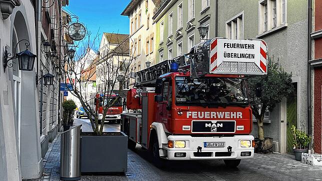 Die Einsatzkräfte von Feuerwehr und Polizei durchqueren die Jakob-Kessenring-Straße auf dem Rückweg von ihrem Einsatz in der Oberen ...
