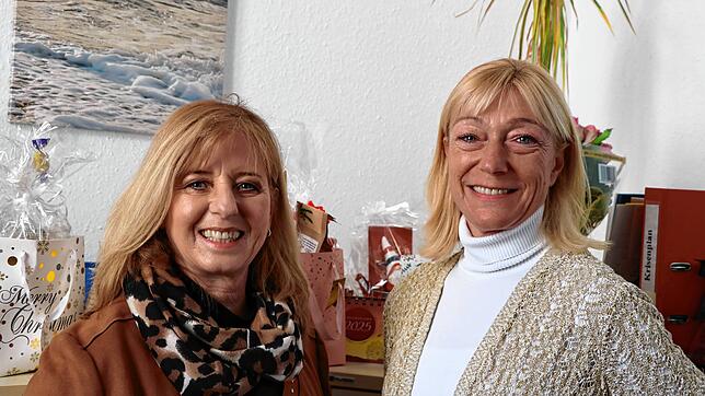 Claudia Kaiser (links) übergibt das Sekretariat an die 48-jährige Sabine Büche aus Gündelwangen. Bild: Martha Weishaar