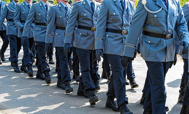 Soldaten der Bundeswehr marschieren bei einem Feierlichen Übergabeappell. Nun sollen am 15. Juni Veteranen der Bundeswehr bei einem ...