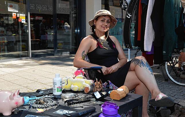 Elina ist ziemlich zufrieden mit ihren Verkäufen. Überhaupt gefällt ihr die Atmosphäre beim Flohmarkt in der Hauptstraße.
