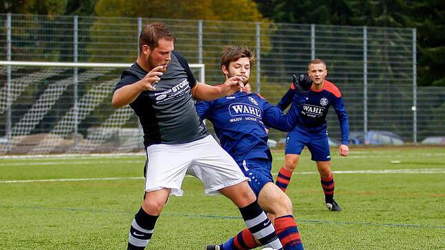 Zweikampf zwischen Dominik Kamberger vom FC Peterzell (links) und dem Unterkirnacher Fabian Götz. Die Peterzeller gewannen das Heimspiel ...