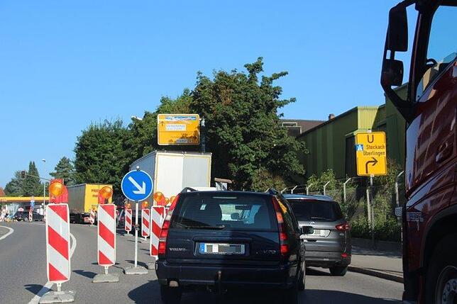 Schon morgens staute sich der Verkehr vor der Umleitung, etwa auf der Friedrichshafener Maybachstraße.