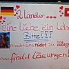 &bdquo;Stille Demonstration&ldquo; von getrennten Paaren und Familien: An der gesperrten Holzbrücke in Bad Säckingen hängen zahlreiche ...